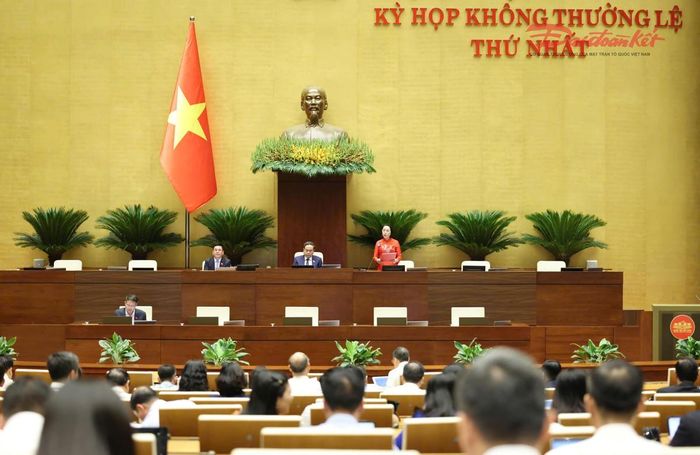 Quang cảnh phiên làm việc sáng 5/8. Ảnh: Quang Vinh
