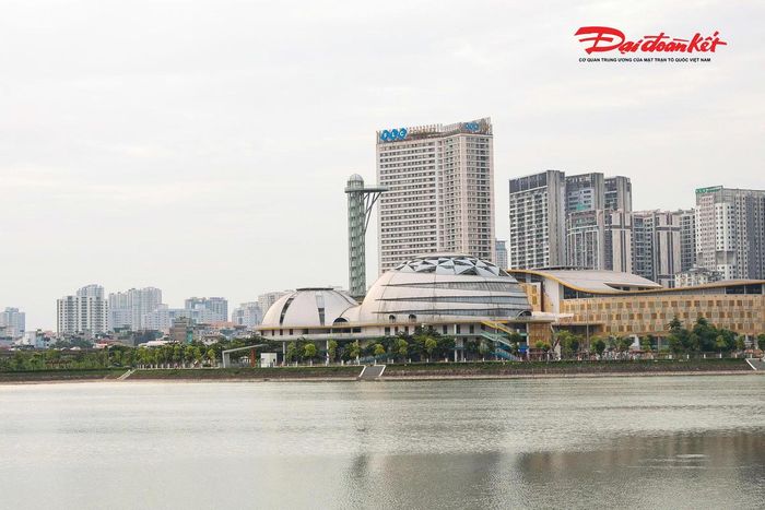 Điểm nhấn nổi bật của khu vực là Cung Thiếu nhi Hà Nội với kiến trúc hiện đại, thân thiện với thiên nhiên và ứng dụng nhiều thiết bị vận hành thông minh. Công trình bao gồm nhà hát 800 chỗ, rạp chiếu phim 200 chỗ, nhà thi đấu 500 chỗ, bể bơi 10 làn, khu học tập, thư viện cùng tháp thiên văn, tạo thành tổ hợp văn hóa - giáo dục quy mô lớn dành cho thiếu nhi Thủ đô.