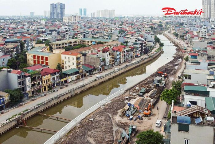 Để tháo gỡ các điểm nghẽn, bảo đảm khả năng tiêu thoát nước trước mùa mưa bão năm 2026, Ban Quản lý dự án đầu tư xây dựng công trình hạ tầng kỹ thuật và nông nghiệp Hà Nội đã lựa chọn nhà thầu mới theo hình thức chỉ định thầu rút gọn, tập trung thi công các hạng mục còn lại.