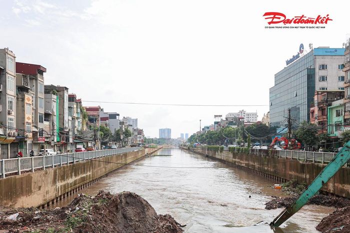 Dự án được khởi công từ năm 2015, có tổng mức đầu tư hơn 4.722 tỷ đồng, Trạm bơm tiêu Yên Nghĩa và kênh La Khê là hai hạng mục trọng tâm nhằm tăng cường khả năng tiêu thoát nước cho khu vực phía Tây thành phố.