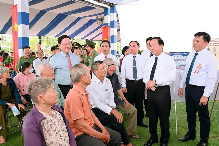 Trưởng Ban Tuyên giáo Trung ương Trịnh Văn Quyết (phía trước) thăm hỏi người dân phường Hoài Nhơn Bắc. Ảnh: ĐS. 