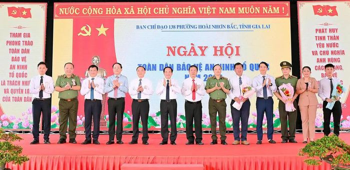 Các đại biểu chụp ảnh lưu niệm. Ảnh: ĐS.