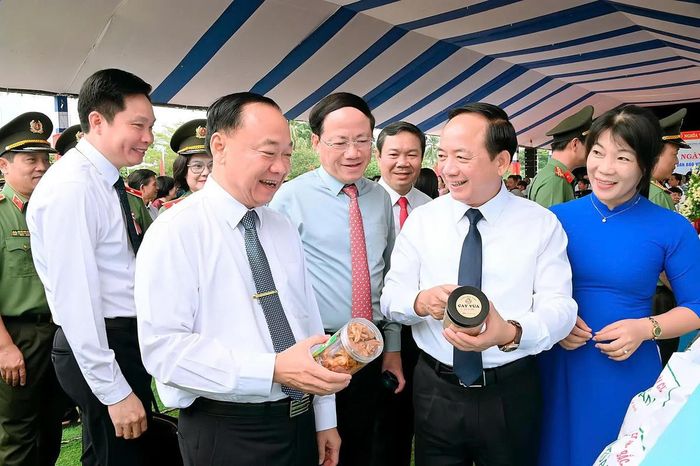 Trưởng Ban Tuyên giáo Trung ương Trịnh Văn Quyết (bên phải) tham quan các sản phẩm ở địa phương. Ảnh: CĐ. 