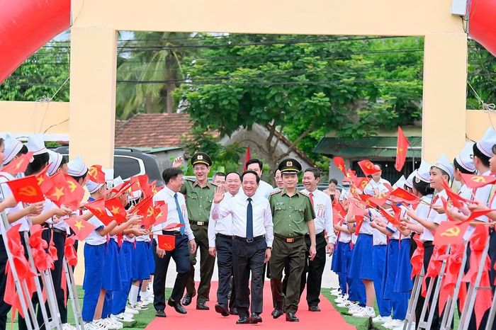 Trưởng Ban Tuyên giáo Trung ương Trịnh Văn Quyết và các đồng chí lãnh đạo tỉnh đến tham dự ngày hội. Ảnh: NH.