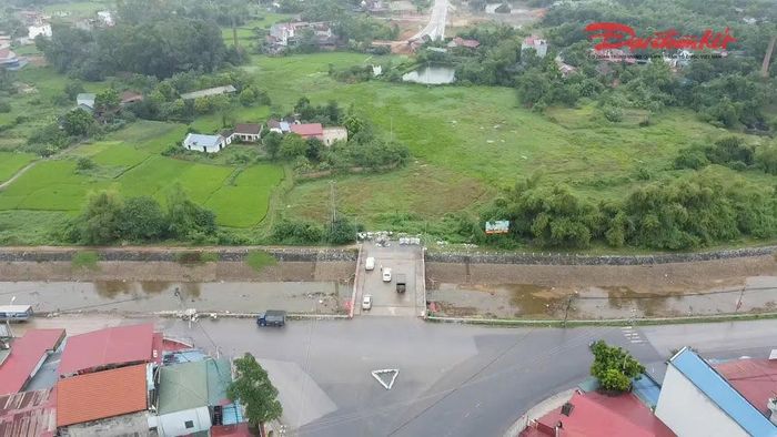 Sau 5 năm, một đầu cầu Kiều Chính vẫn là...cánh đồng. Ảnh: Toán Nguyễn (Chụp tháng 8/2026).