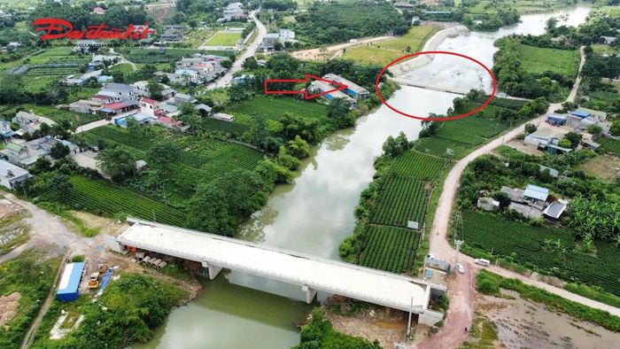 Cầu Đá Mài bị thiếu đường dẫn nên người tham gia giao thông vẫn phải đi qua cầu ngầm phía dưới (khoanh đỏ), luôn tiềm ẩn mất an toàn giao thông vào mùa mưa và những ngày hồ Núi Cốc xả nước. Ảnh: Toán Nguyễn (Chụp tháng 8/2026).