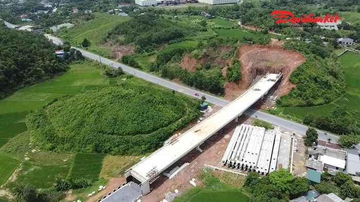Cầu vượt Quốc lộ 3 mới trên tuyến Vành đai 1 Thái Nguyên đã hoàn thành phần cầu, nhưng chưa xây dựng đường dẫn, thậm chí một đầu cầu đang dừng lại ở giữa quả đồi. Ảnh: Toán Nguyễn (Chụp tháng 8/2026).