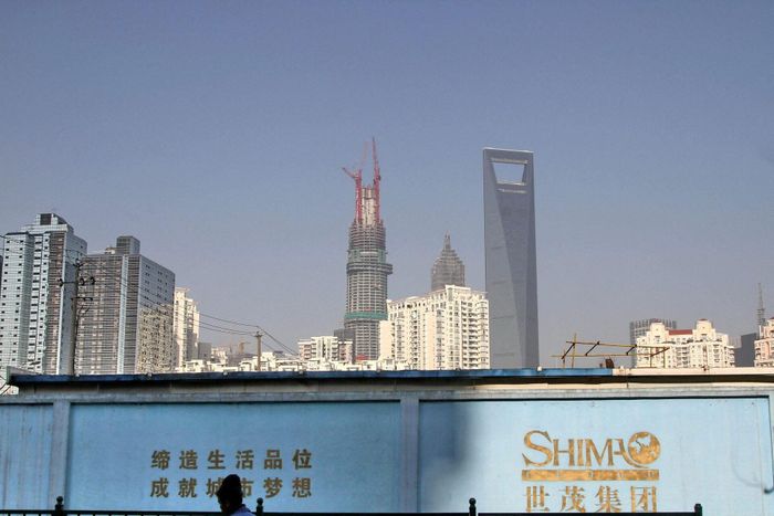  Giá văn phòng, khách sạn và trung tâm thương mại giảm sâu đang thu hút nhà đầu tư. Ảnh: Reuters. 