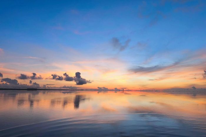  Khung cảnh bình minh tại bãi biển Thụy Xuân ở xã Đông Thụy Anh, ngày 26/7. Ảnh: Phạm Hà Phương. 