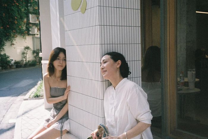  Nhiều phụ huynh phải tiếp tục chu cấp cho con đã trưởng thành. Ảnh minh họa: Red Note.