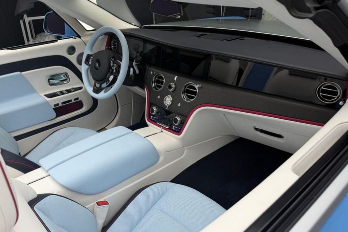 Tính tối giản của nội thất Rolls-Royce Nightingale được đề cao thông qua 5 núm điều khiển chính, đặc biệt là cụm điều khiển Spirit of Ecstasy dạng xoay được giấu dưới tựa tay.