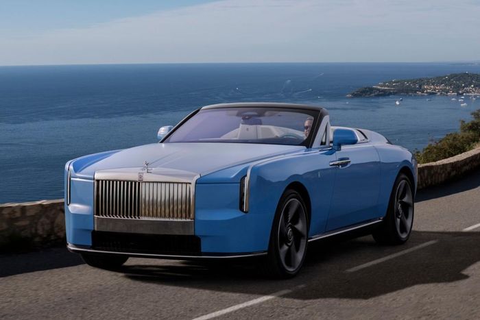 Rolls-Royce Nightingale được phát triển trên nền tảng Architecture of Luxury, tuy nhiên hãng vẫn chưa tiết lộ thông số. Đi kèm là bộ khuếch tán gió Aero Afterdeck bằng sợi carbon giúp đảm bảo độ ổn định ở tốc độ cao mà không cần cánh gió.