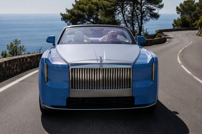 Rolls-Royce Nightingale được phát triển trên nền tảng EV Architecture of Luxury mà không phải từ một mẫu xe có sẵn, mang phong cách Streamline Moderne của thời kỳ Art Deco.