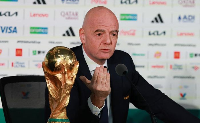 Chủ tịch FIFA, Gianni Infantino dính cáo buộc tống tiền.