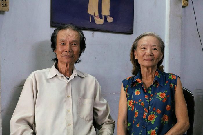Vợ chồng ông Lộc miệt mài giữ nghề ở tuổi xế chiều.