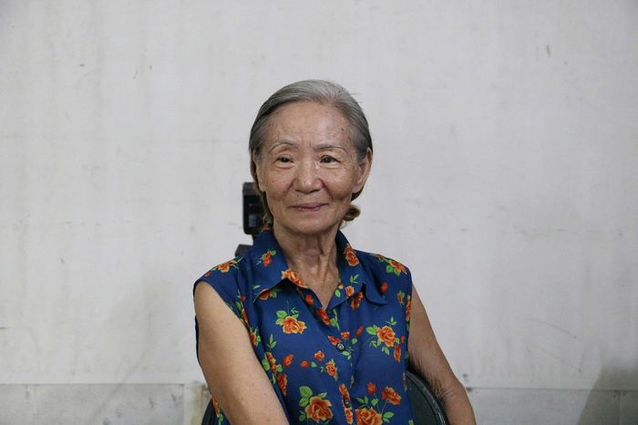 Bà Nga làm mẫu cho chồng chụp ảnh.