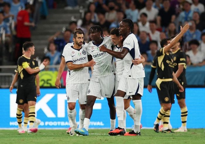  Pavard (thứ hai từ phải sang) ghi bàn cho Inter trong trận giao hữu với Man City hôm 1/8. Ảnh: Reuters.