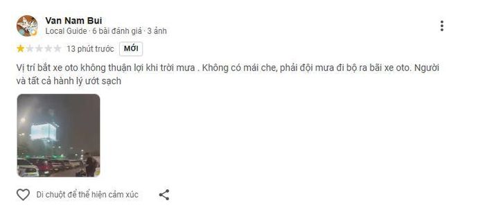 Một tài khoản chia sẻ trải nghiệm đón xe tại sân bay Nội Bài. trên Google Reviews.
