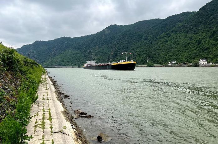  Một tàu chở dầu đặc biệt do Hà Lan sản xuất có khả năng di chuyển trên sông Rhine ngay cả khi mực nước thấp. Ảnh: Reuters. 