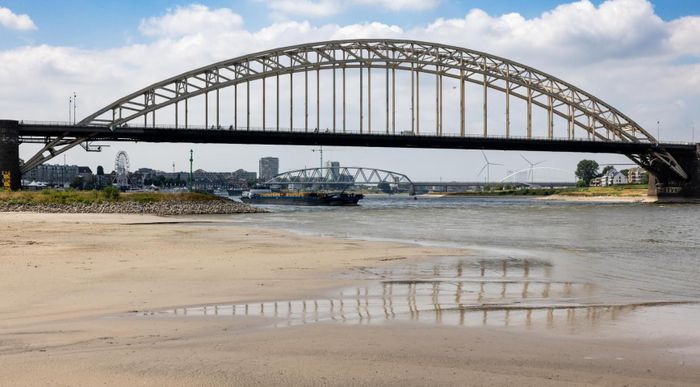  Mực nước của sông Rhine thấp làm lộ ra những đoạn lòng sông rộng lớn tại cầu Waalbrug (Hà Lan) trong tháng 7. Ảnh: NL Times.