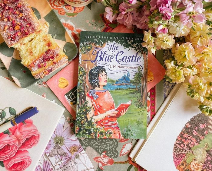 Valancy Stirling trong The Blue Castle luôn cảm thấy bị giam cầm bởi kỳ vọng của người khác và nỗi sợ hãi của chính mình. Ảnh: Etsy.