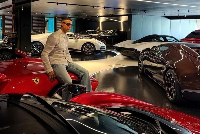  Hai chiếc Bugatti Centodieci và McLaren Speedtail màu trắng được đặt trong garage. Ảnh: Cristiano Ronaldo.