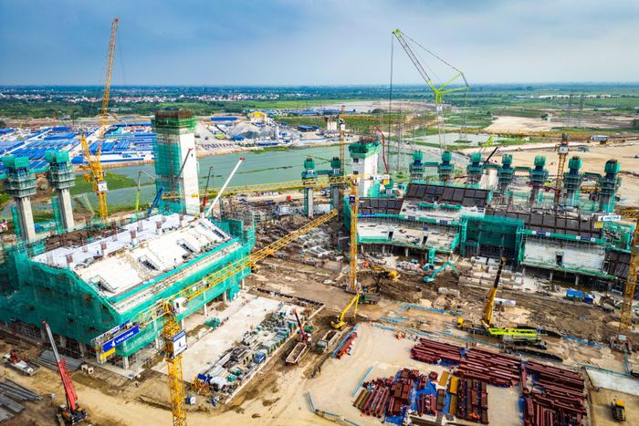  Dự án khởi công từ ngày 19/12/2025 trên khu đất rộng 73,3 ha. Hiện sân vận động VinFast cùng các hạng mục, đường giao thông phụ trợ dần lộ diện sau 8 tháng triển khai. 
