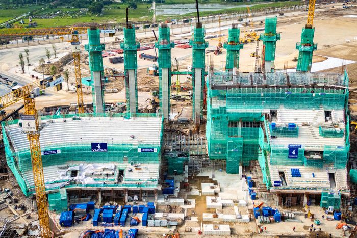  Tại công trường, các cụm khán đài A, B, C và D đang được triển khai đồng loạt, giúp hình hài sân vận động dần thành hình. Hàng nghìn kỹ sư, công nhân cùng máy móc, thiết bị được huy động thi công liên tục nhiều ca. 