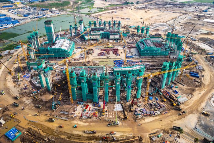  Công trình có sức chứa 135.000 chỗ ngồi, thiết kế theo tiêu chuẩn FIFA. Sau khi hoàn thành, đây được kỳ vọng là sân vận động có mái che đóng mở tự động lớn nhất thế giới. 