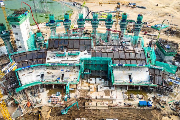  Đến nay, mặt bằng khu vực sân vận động chính và các hạng mục phụ trợ đã san lấp xong. Khối lượng, thi công đài móng và san nền tầng 1 vượt mốc 70%, tạo nền tảng để dự án chuyển sang giai đoạn đẩy nhanh thi công phần thân cùng các hạng mục kỹ thuật quy mô lớn. 
