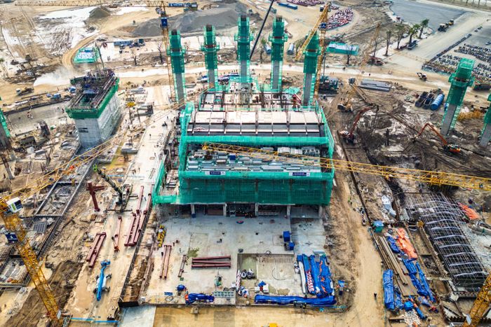  Theo Vingroup, sân vận động VinFast hướng tới trở thành một trong những sân vận động xanh và thông minh hàng đầu thế giới. Công trình ứng dụng công nghệ trí tuệ nhân tạo (AI), cho phép thay mới mặt sân chỉ trong 6-10 giờ, cùng hệ thống ghế thông minh kết nối 5G, quản trị an ninh và điều phối dòng người theo thời gian thực. Khu vực đón tiếp VVIP được thiết kế theo tiêu chuẩn quốc tế, sẵn sàng phục vụ nguyên thủ và các đoàn khách cấp cao trong những sự kiện trọng đại. 