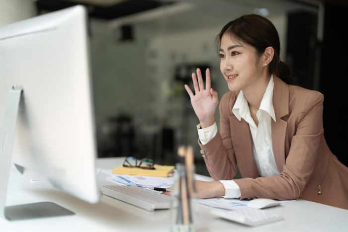  Khi ý thức về bản thân biến mất, con người có thể hòa vào dòng chảy của cuộc đối thoại. Ảnh: Vecteezy.