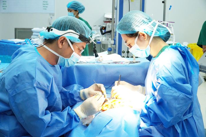 Ê-kíp phẫu thuật tái tạo lưỡi cho bệnh nhân. Ảnh: BVCC.