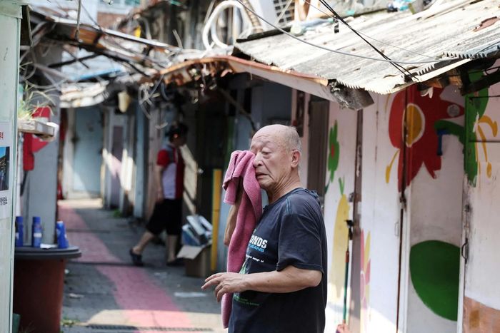  Theo Cơ quan Kiểm soát và Phòng ngừa Dịch bệnh Hàn Quốc, kể từ tháng 5, Hàn Quốc đã ghi nhận 16 trường hợp tử vong liên quan đến nắng nóng và hơn 2.000 người được điều trị các bệnh liên quan đến nắng nóng. 