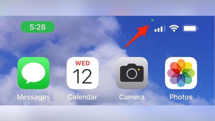 Trên iPhone, chấm màu cam hoặc xanh lá xuất hiện ở góc màn hình để thông báo khi một ứng dụng đang sử dụng micro hoặc camera. Ảnh: Fox News.