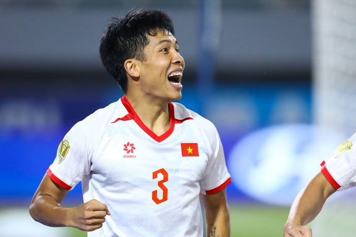Văn Vĩ là người đầu tiên khai thác thành công "tử huyệt" của Nadeo trong trận tuyển Indonesia 0-3 Việt Nam. Ảnh: Minh Chiến.