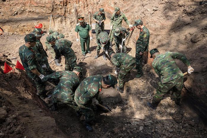  Công tác tìm kiếm tại rãnh mộ B diễn ra cẩn trọng, tỉ mỉ. Ảnh: Hoài Bảo. 