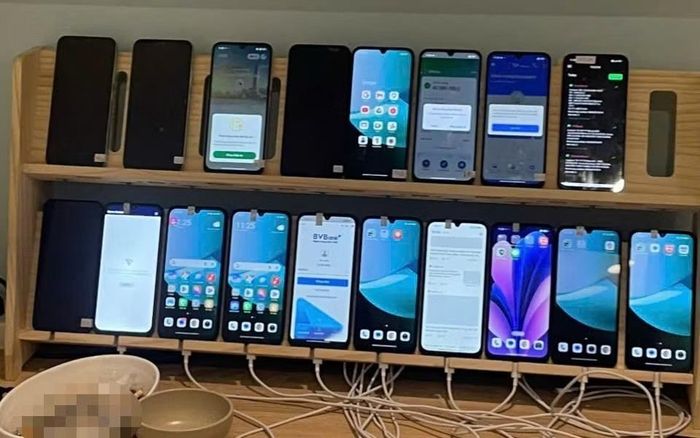  Hệ thống hàng trăm điện thoại bên trong các căn hộ chung cư cao cấp ở Hà Nội mà các đối tượng sử dụng để luân chuyển dòng tiền. 