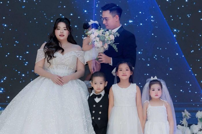 Gia đình 6 người của Bảo Ngọc - Nguyễn Phú trong đám cưới hôm 8/7.