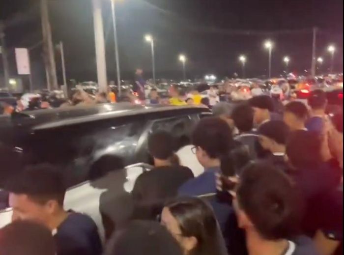  Khi Neymar rời sân vận động Mangueirao, xe của anh bị đám đông CĐV Remo vây kín. 
