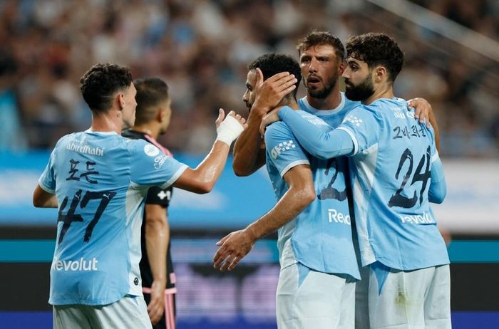  Rayan Ait-Nouri mở tỷ số trong ngày Man City giành chiến thắng đầu tiên dưới thời HLV Enzo Maresca. 