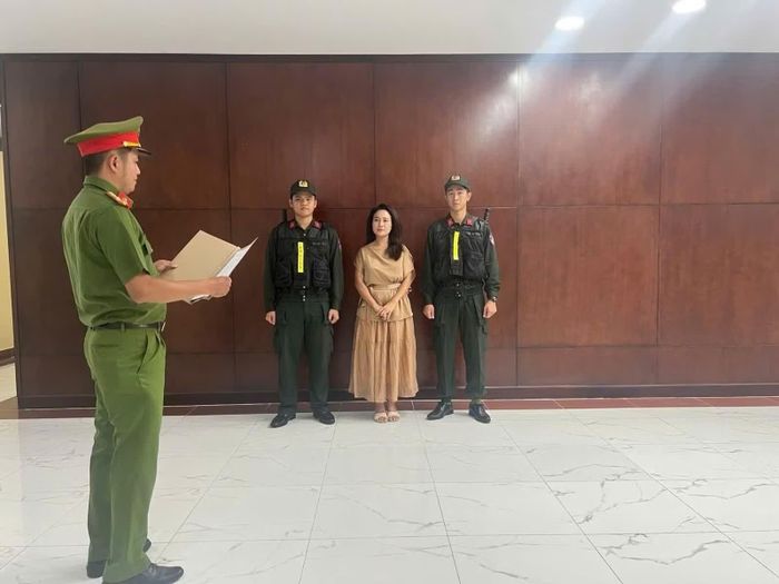 Ca sĩ Nguyễn Thị Hiền tại cơ quan điều tra. Ảnh: Công an Nhân dân.