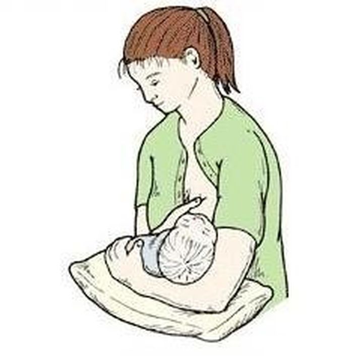  Bế nôi: Phù hợp khi mẹ và bé đã quen với việc bú mẹ. Ảnh: HCDC.