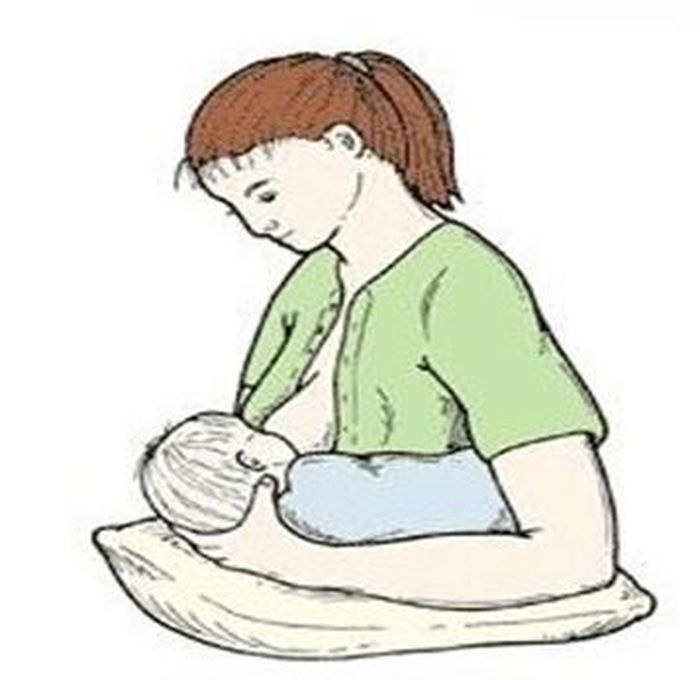  Ôm bóng: Thường phù hợp với mẹ sinh mổ vì giảm áp lực lên vùng bụng. Ảnh: HCDC. 