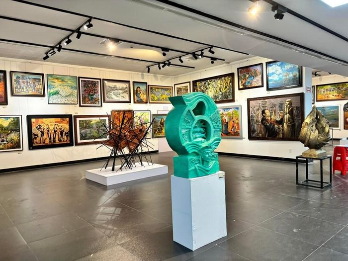 Các tác phẩm được sáng tác trên nhiều chất liệu như: Sơn dầu, sơn mài, Lụa, Acrylic, đất nung, màu nước, khắc gỗ, tổng hợp…