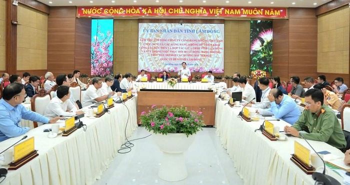 Quang cảnh buổi làm việc