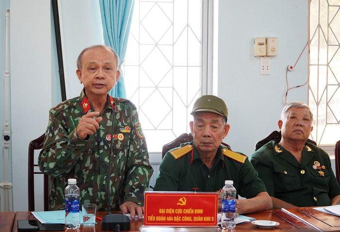 Ông Phạm Công Hưởng (bìa trái) cùng các CCB quay trở lại xã Đăk Pék (Quảng Ngãi) để tìm đồng đội