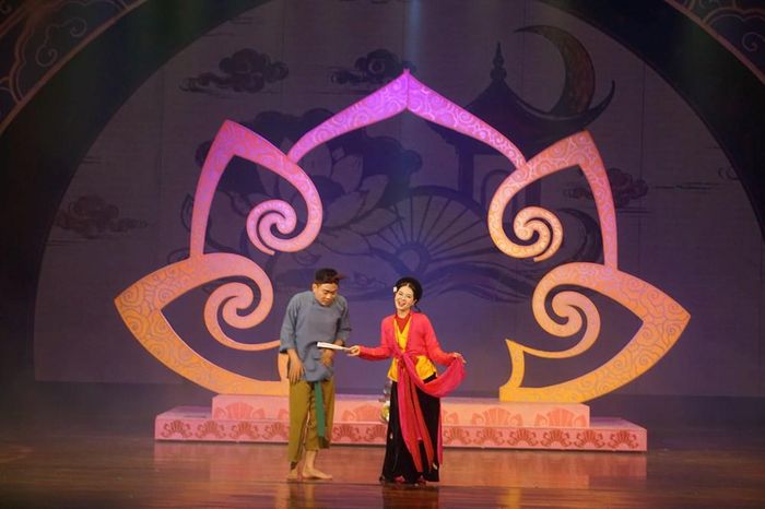 Vở chèo "Nét duyên Chèo Hà thành" của Nhà hát Chèo Hà Nội do đạo diễn, NSND Nguyễn Tiến Dũng dàn dựng