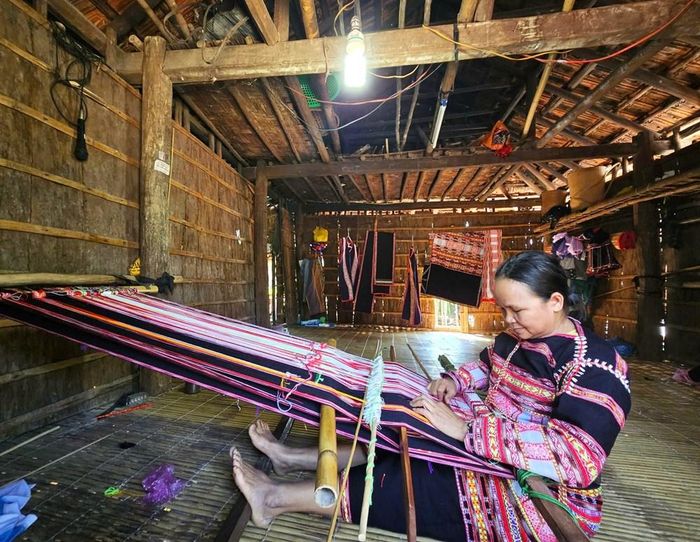 Trong không gian nhà sàn, phụ nữ Ba Na ở xã Vân Canh gìn giữ nghề dệt thổ cẩm truyền thống