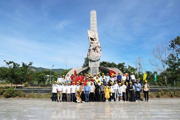 Thăm Tượng đài Chiến thắng Thượng Đức